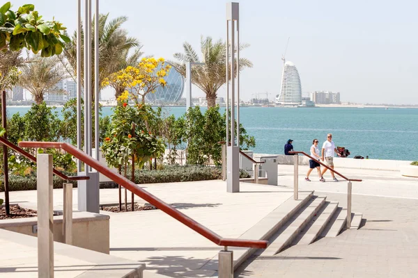 Public park and promenade by the seaside in Yas island, Abu Dhabi, UAE — Fotografia de Stock