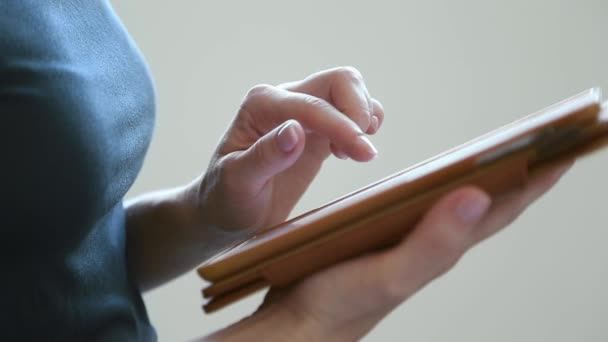 Primer plano de las manos femeninas utilizando Tablet PC, navegar por Internet, trabajar en línea, la investigación — Vídeos de Stock