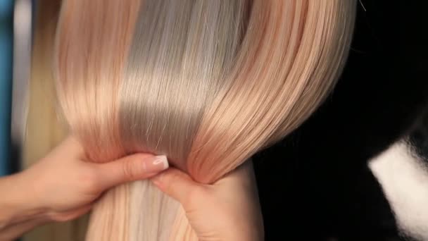 Shiny silky blonde hair extensions closeup — Stok video