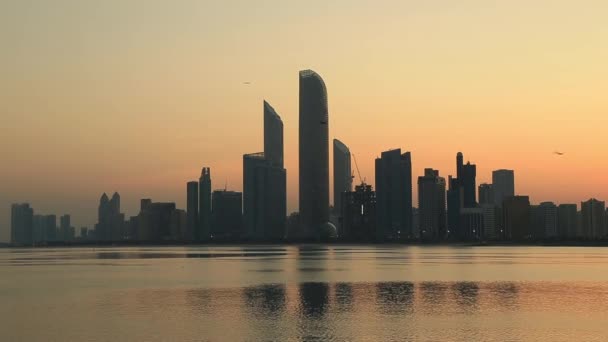 Východ slunce v Abú Dhabí, Spojené arabské emiráty. Ptáci přelétají přes rám. — Stock video