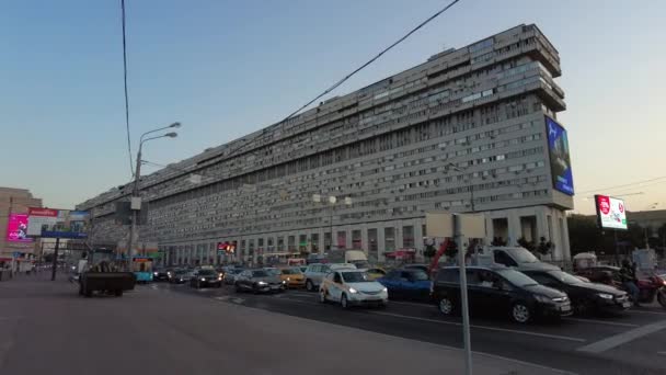 MOSCOW, RUSSIA - 12 Temmuz 2021: Moskova, Rusya 'da gün batımında kavşaklardan birinde trafik vardı. Meşgul cadde. — Stok video