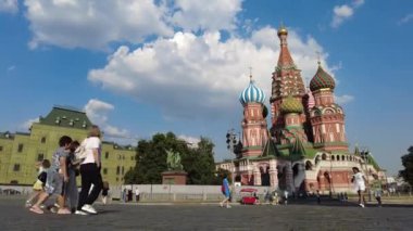 MOSCOW, RUSSIA - 13 Temmuz 2021: Moskova, Rusya 'daki St. Basils Katedrali' nin zamanaşımı manzarası. Soldan sağa dönüyor.
