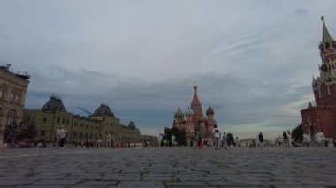MOSCOW, RUSSIA - 15 Temmuz 2021: Moskova, Rusya 'daki St. Basils Katedrali ve Kremlin' in zamanaşımı manzarası. Soldan sağa dönüyor.
