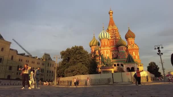 MOSCOW, Ryssland - 15 juli 2021: Tidsbrist utsikt över St. Basils Cathedral vid gyllene timmen i Moskva, Ryssland. Panning från vänster till höger. — Stockvideo