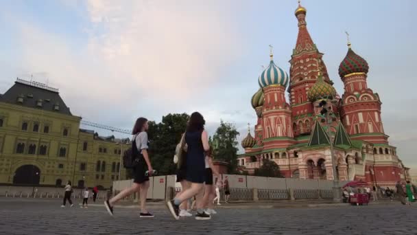 MOSCÚ, RUSIA - 15 de julio de 2021: Vista temporal de la Catedral de San Basilio y el Kremlin en Moscú, Rusia. Panorama de izquierda a derecha. — Vídeo de stock