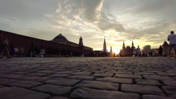 MOSCOW, RUSSIA - 15 Temmuz 2021: Moskova, Rusya 'da gün batımında Kızıl Meydan' ın silueti zaman aşımı. Soldan sağa dönüyor. — Stok video