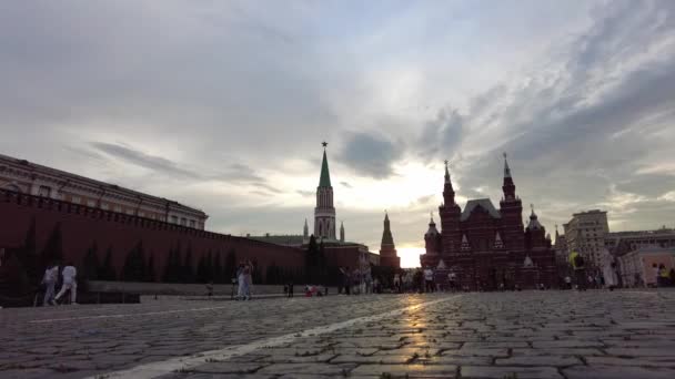 MOSCÚ, RUSIA - 15 DE JULIO DE 2021: El lapso de tiempo de silueta de la Plaza Roja en Moscú, Rusia durante el atardecer. Panorama de izquierda a derecha. — Vídeos de Stock