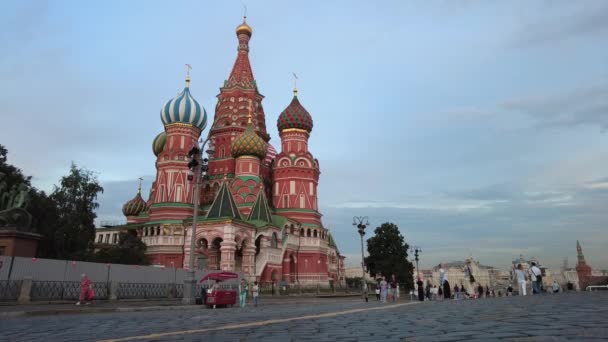 MOSCOW, Ryssland - 15 juli 2021: Turister promenader vid St. Basils Cathedral i Moskva, Ryssland. Långsamma rörelser. — Stockvideo
