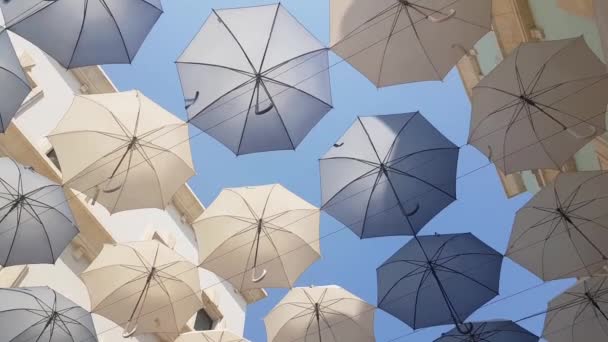 Parapluies colorés comme décoration de parasol dans une rue. Vue d'en bas. — Video