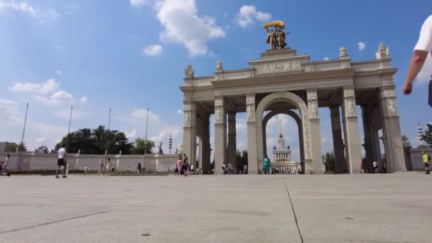 Moskva, Ryssland - 18 juli 2021: Tidsbrist utsikt över huvudentrén vid VDNKH i Moskva. Panning från vänster till höger. — Stockvideo