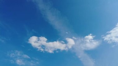 Açık güneşli yaz gününde mavi gökyüzünde hareket eden zaman bulutları