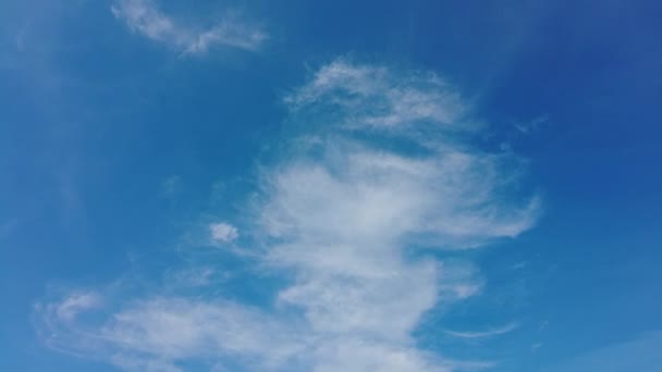 Nuages Timelapse se déplaçant dans le ciel bleu lors d'une journée d'été ensoleillée — Video