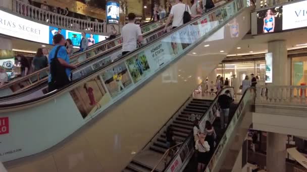 Moszkva, Oroszország - július 18, 2021: Időeltolódás kilátás a bevásárlóközpont mozgólépcsők az emberek megy fel és le — Stock videók