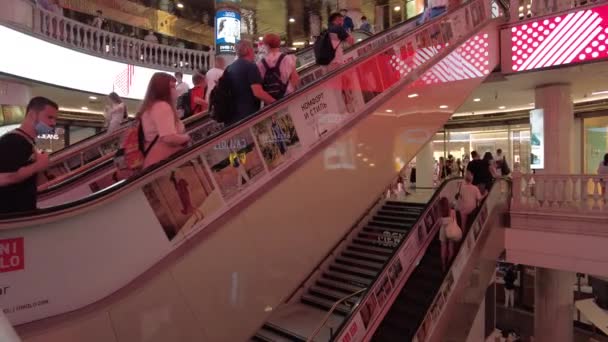 Москва, Россия - 18 июля 2021 года: Вид на эскалаторы торгового центра с людьми, идущими вверх и вниз — стоковое видео
