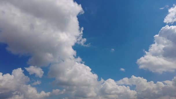 夏の晴れた日には青空にタイムラプスの雲が動く — ストック動画