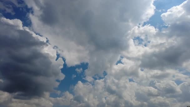 Açık güneşli yaz gününde mavi gökyüzünde hareket eden zaman bulutları — Stok video