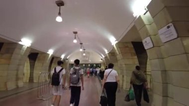 Moskova, Rusya - 12 Temmuz 2021: İnsanlar metro istasyonundan yürüyen merdiven ve merdivenlerle çıkıyorlar. Hiperlapse.