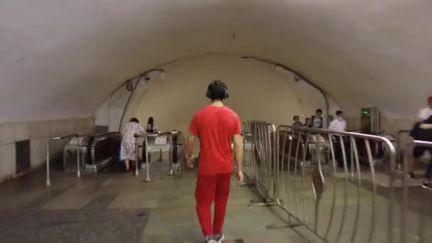 Москва, Россия - 12 июля 2021 года: Гиперлапс в метро на эскалаторе — стоковое видео