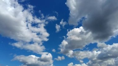 Açık güneşli yaz gününde mavi gökyüzünde hareket eden zaman bulutları