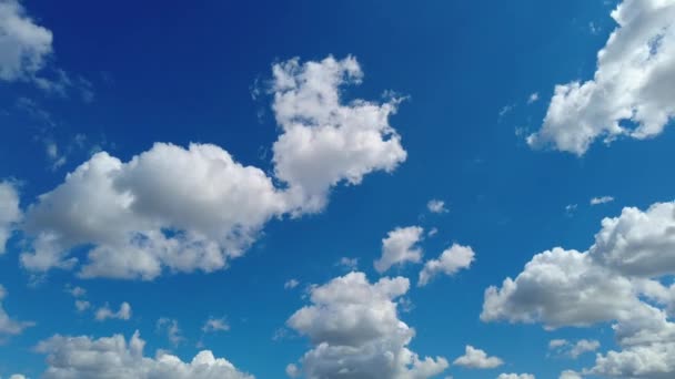 Nuages Timelapse se déplaçant dans le ciel bleu lors d'une journée d'été ensoleillée — Video