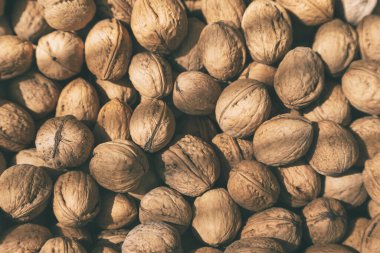 Bir sürü organik ceviz, dolu çerçeve. Sağlıklı yeme kavramı.