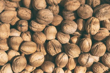 Bir sürü organik ceviz, dolu çerçeve. Sağlıklı yeme kavramı.