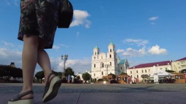 Grodno, Belarus - 24 Temmuz 2021: Grodno 'daki Sovyet meydanının Timelapse' si ve arka planda ünlü Francis Xavier Katedrali, Cizvit Katolik Kilisesi