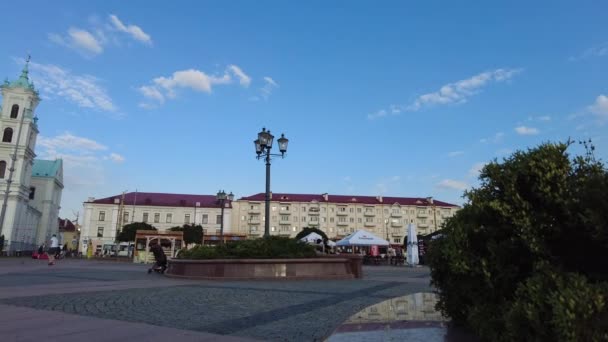 Grodno, Білорусь - 24 липня 2021: Timelapse of Soviet square in Grodno with famous Francis Xavier Cathedral, Farny the Jesuit Catholic Church on the background — стокове відео