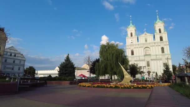 Grodno, Bielorrússia - 24 de julho de 2021: Calendário da praça soviética em Grodno com a famosa Catedral de Francis Xavier, a Igreja Católica Jesuíta Farny em segundo plano — Vídeo de Stock