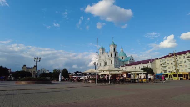 Grodno, Wit-Rusland - 24 juli 2021: Timelapse van het Sovjet-plein in Grodno met de beroemde Franciscus Xaveriuskathedraal, Farny de jezuïetenkatholieke kerk op de achtergrond — Stockvideo