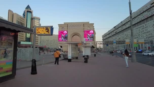 Moskova, Rusya - 12 Temmuz 2021: Hyperlapse, Moskova 'da sokakta dolaşın — Stok video