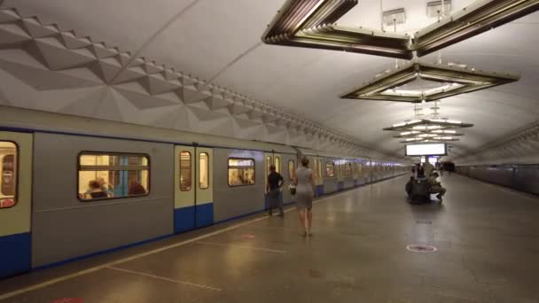 Μόσχα, Ρωσία - 12 Ιουλίου 2021: Υπέρπτωση στο μετρό. Τρένο που φτάνει στο σταθμό του μετρό και αφήνοντας το. — Αρχείο Βίντεο