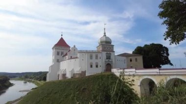 Grodno, Belarus - 31 Temmuz 2021: Grodno 'daki Yeni Kale' nin Zaman Kaynağı ve arka planda Neman nehri ve çevresi