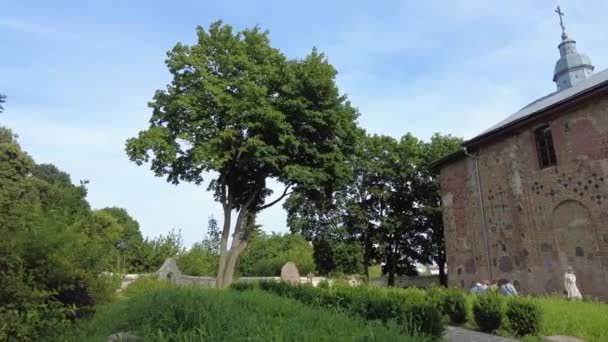 Grodno, Bielorussia - 31 luglio 2021: Timelapse della chiesa di Kalozha a Grodno con turisti in giro. Panning da sinistra a destra. — Video Stock