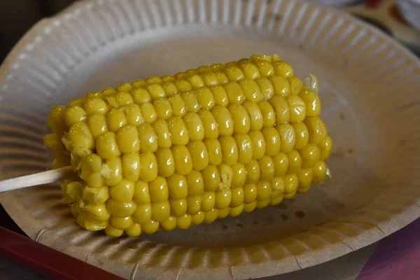 Tepside pişmiş mısır koçanı.