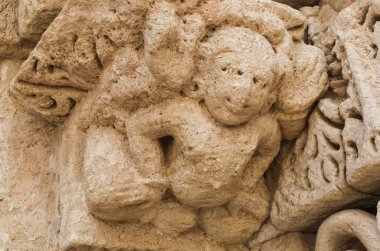 Taş duvar heykelleri 