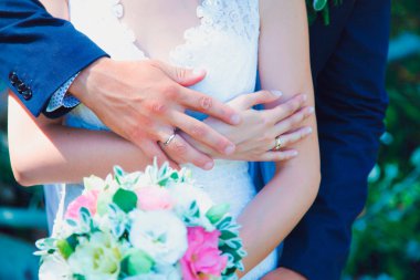 Düğün karı koca kucaklama