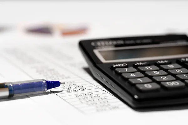 Balcão de contabilidade com calculadora e caneta — Fotografia de Stock
