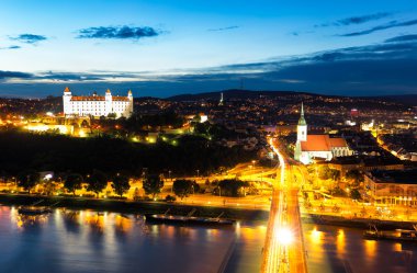 Bratislava castle - akşam eski şehrin panoramik görünüm