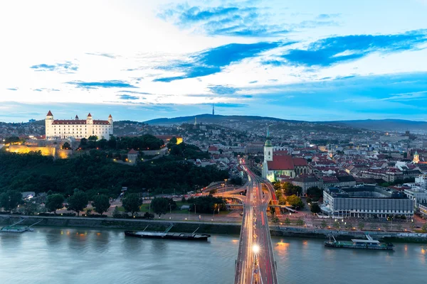 Братиславский замок - Панорамный вид на старый город вечером — стоковое фото