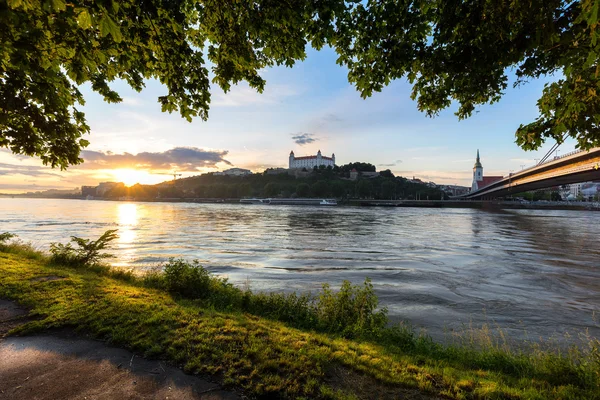 Zamek Bratysławski - panoramiczny widok na stare miasto w godzinach wieczornych — Zdjęcie stockowe