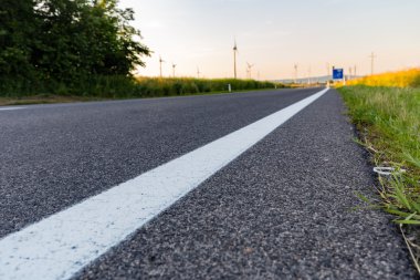 Buğday alanları ve rüzgar türbinleri, Kittsee yakın Avusturya yol