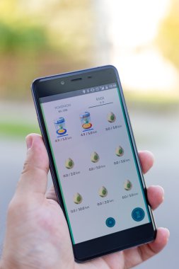 Bratislava, Slovakya - 22 Temmuz 2016: parklarda yürürken Pokemon Go oyunu