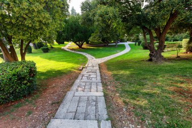 parktan geçen patika