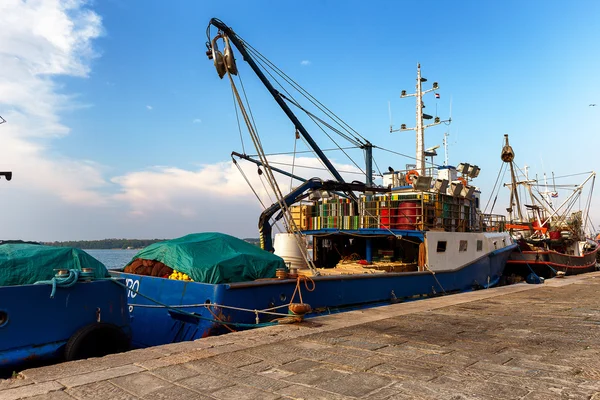 Barco de pesca à espera de sair — Fotografia de Stock