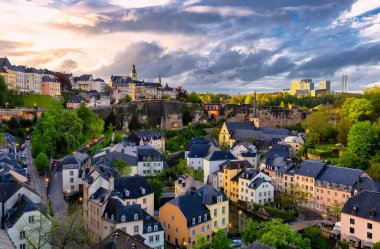 Lüksemburg Şehri, bulutlu bir akşamda klasik manzaralı bir şehir manzarası. Lüksemburg, Avrupa.