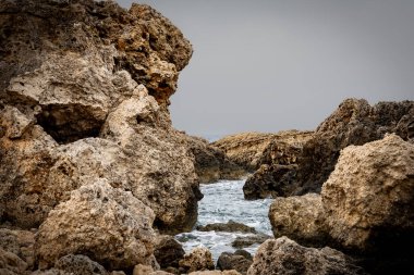 Akdeniz 'deki kayalar. Malta fotoğrafı. Akdeniz 'deki Malta kayaları. Fotoğraf Kasım 2025 'te çekildi..