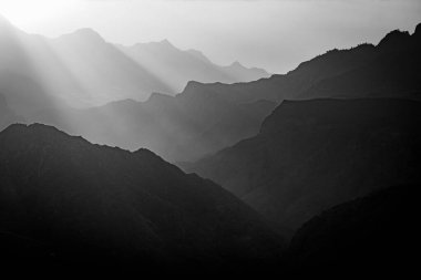 Gün batımında Gran Canaria 'nın dağları. Siyah beyaz fotoğraf. Cruz de Tejeda, Gran Canaria 'dan akşam görüntüsü. Görüntü 2024 'te çekildi..