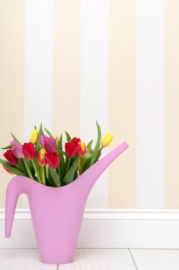 Bir duvarın ardında duran laleler