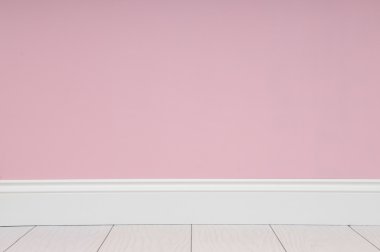 Pembe duvar ile boş oda